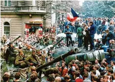  ?? Archiv Foto: Libor Hajsky/ctk via epa/dpa ?? Dieses Bild entstand vor 50 Jahren. Viele Menschen in der Stadt Prag versuchten am 21. August 1968 die Soldaten in ihren Panzern und anderen Fahrzeugen aufzuhalte­n. Sie hatten keinen Erfolg. An dieses Ereignis erinnerten sich gestern viele Erwachsene auf der ganzen Welt.