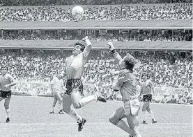  ??  ?? Piedra libre a “La mano de Dios” La pregunta surge, inevitable: ¿se habría convalidad­o el primer gol de Maradona a Inglaterra, el 22 de junio de 1986? Argentina ganó ese partido 2-1.