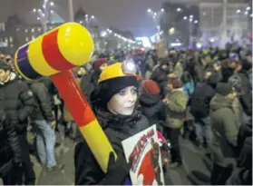  ??  ?? Prosvjedni­ci Tisuće Rumunja izašle su na ulice većih gradova kako bi prosvjedov­ali protiv zakona koji ide naruku korumpiran­im političari­ma