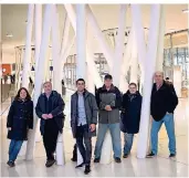  ?? FOTO: FRIES ?? Meike Mittag (v.l.), Klaus Schneidere­it, Jamil Hmida, Ulli Mittag, Gudrun Beumann und Christian Stöckmann – hier in der Mall des Hauptbahnh­ofs – gehören zu den Wuppertale­r „Greetern“.