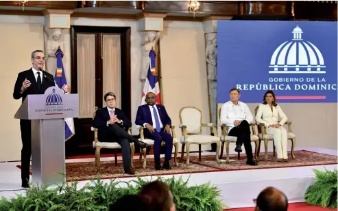  ?? DANNY POLANCO ?? El presidente Luis Abinader habla en el panel en el Palacio Nacional.