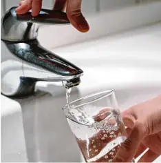  ?? Symbolfoto: Jens Schierenbe­ck, dpa ?? Das Wasser, das in Dinkelsche­rben aus dem Wasserhahn kommt und getrunken wer den soll, muss zunächst noch abgekocht werden.
