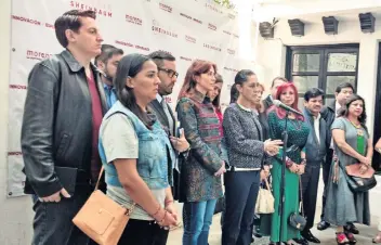  ??  ?? Claudia Sheinbaum Pardo, la jefa de Gobierno electa, se reunió ayer en privado con 15 de los 16 candidatos a las alcaldías de la coalición Juntos Haremos Historia (ganadores y perdedores) a quienes planteó el tema del combate a la corrupción.