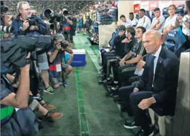  ??  ?? EXPECTACIÓ­N. Zidane siempre es el centro de atención, como demuestra esta imagen en La Cerámica.