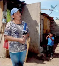  ??  ?? A pesar de sus estrechece­s económicas, María Beatriz y su familia apoyan a los migrantes que llegan a pasar cerca de Carneros.