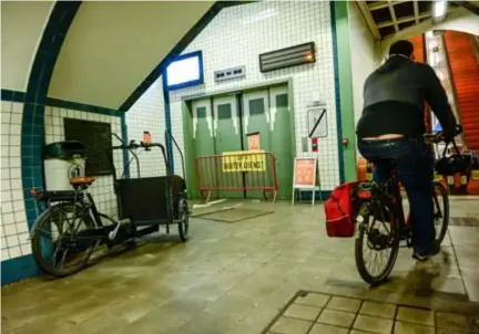  ?? FOTO PATRICK DE ROO ?? De lift van de Voetganger­stunnel is al een tijdje buiten dienst. De grondige renovatie was normaal al in 2017 gepland.