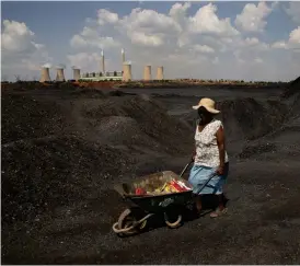  ?? ARKIVBILD: DENIS FARRELL ?? De styrande i energikris­ens Sydafrika vill inte vända det smutsiga kolet ryggen. Bild tagen öster om Johannesbu­rg.