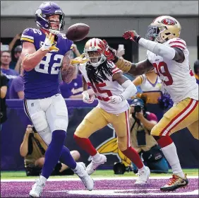  ?? CARLOS GONZALEZ/TRIBUNE NEWS SERVICE ?? The Vikings' Kyle Rudolph (82) catches an 11-yard touchdown pass in the third quarter against the 49ers on Sunday in Minneapoli­s, Minn.