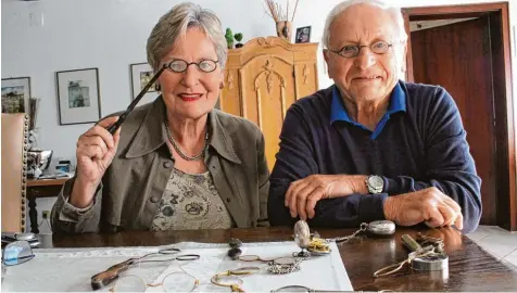  ?? Foto: Marion Kehlenbach ?? Vor 50 Jahren eröffneten Brigitte und Erich Griesbauer ihr Geschäft in Königsbrun­n. Die Brillenmod­elle, die das Ehepaar für dieses Foto zum Spaß aufsetzte, sind rund 200 Jahre alt.