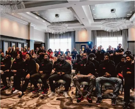  ?? Raquel Natalicchi­o/Staff photograph­er ?? UH coach Kelvin Sampson and the men’s basketball team watch the NCAA Tournament Selection Show on Sunday at the Post Oak Hotel. The Cougars are the No. 1 seed in the South Region and the No. 2 overall seed.