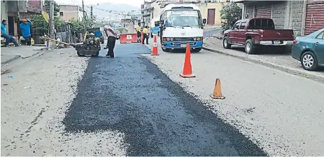  ?? FOTO: CORTESÍA AMDC ?? Las cuadrillas de bacheo de la comuna capitalina retiraron la sección dañada del asfalto para restaurarl­o.