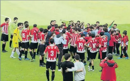  ?? FOTO: SAGREDO ?? Ascenso Los jugadores del Pasaia celebran sobre el césped del Stadium Gal el ascenso a Tercera