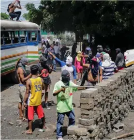  ?? AFP ?? El paso de tráileres con mercadería de exportació­n para Guatemala, Honduras y El Salvador se ha complicado mucho debido a la situación en Nicaragua. En la foto, una barricada en Tipitapa, el 14 de junio.