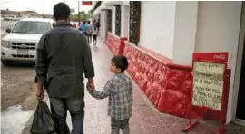 ??  ?? APOYO. Un migrante hondureño y su hijo, tras volver a México desde EU.