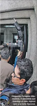  ?? ANGELO CHAMBA / EXPRESO ?? Diligencia. Fernando Villavicen­cio, el periodista que investigó el caso, ingresó ayer a la Corte Nacional.