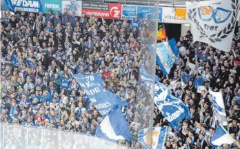  ?? FOTO: HEINZ WITTMANN ?? „Unsere Fans sind unglaublic­h“, sagte Trainer Steve Walker nach dem Einzug der Wild Wings ins Play-off-Viertelfin­ale. Die Anhänger feierten überschwän­glich.