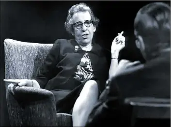  ?? BILD: SCREENSHOT/YOUTUBE ?? Mit Zigarette in der Hand: Hannah Arendt im Gespräch mit Günter Gaus
