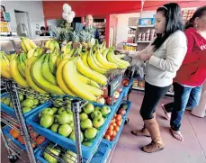  ?? /ARCHIVO ?? El mercado de Hunts Point abastece de fruta y vegetales a casi toda NYC y alrededore­s.