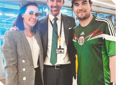  ?? ?? El piloto tapatío fue invitado de honor de Yon de Luisa al debut del Tricolor en Qatar.