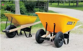  ?? PHOTOS: ROBERT MAXWELL ?? The dual-wheel barrow (right) is more stable than the single-wheel model, but it’s also less manoeuvrab­le.