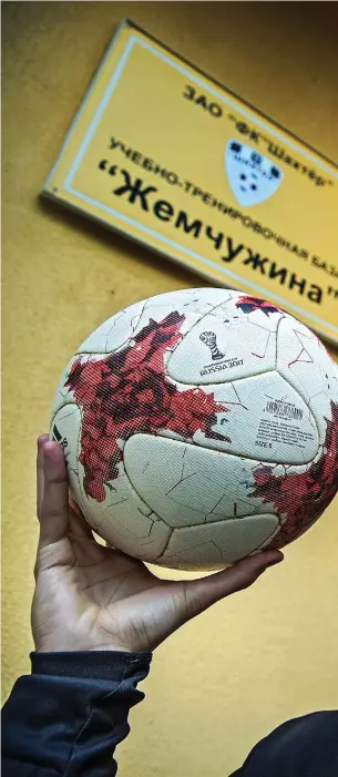  ?? FOTO: LEIF WECKSTRöM ?? Att spela fotboll i Vitrysslan­d är inget för morsgrisar vet framtidsho­ppet i finländsk fotboll, Pyry Soiri.