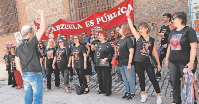  ?? ERNESTO AGUDO ?? Los trabajador­es del Teatro de la Zarzuela se manifestar­on ayer, nuevamente, frente al Ministerio de Cultura donde tomaba posesión Girao