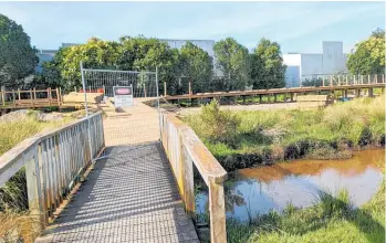  ?? ?? Residents say communicat­ion regarding the closure of a section of a Papamoa walkway near Fashion Island has been poor.