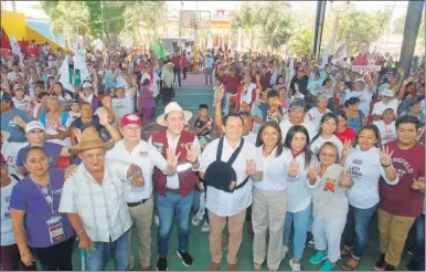  ?? ?? Foto de la gira que efectuó el candidato a la gubernatur­a por Morena, PVEM y PT, Joaquín Díaz Mena, por Cacalchén, Teya y Tekal de Venegas