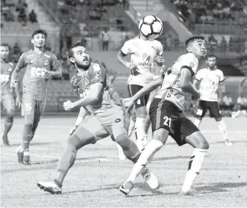  ?? BERNAMA - Gambar ?? PEMAIN Negeri Sembilan Mohd Fauzi Abdul Latif (kanan) diasak pemain Kedah Khairul Helmi (kiri) pada saingan Liga Super Malaysia 2018 di Stadium Tuanku Abdul Rahman, Paroi malam Ahad.