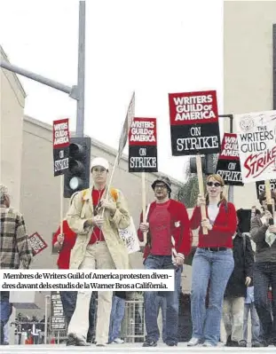  ?? ?? Membres de Writers Guild of America protesten divendres davant dels estudis de la Warner Bros a Califòrnia.