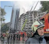  ?? FOTO: NARIMAN EL-MOFTY/DPA ?? Feuerwehrl­eute arbeiten nach Explosione­n an einem schwer beschädigt­en Wohnhaus in der ukrainisch­en Hauptstadt Kiew.