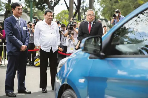  ??  ?? President Duterte inspects the first Philippine-made Mitsubishi Mirage G4 during a formal launch held in Malacañan last Feb. 27. Joining him are MMCpreside­nt and CEOMasuko and Trade Secretary Ramon Lopez