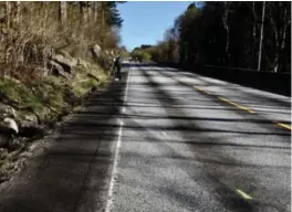  ?? ARKIVFOTO: EIRIK BREKKE ?? På dette bildet, tatt dagen etter ulykken, ses det spor som går til venstre ut i grøften. Bilen stoppet i betongklos­sene på andre siden av veien. Bildet er tatt nordover, altså med Tertneskry­sset i bakgrunnen.