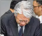  ?? AKIKO MATSUSHITA / KYODO NEWS VIA AP ?? Kobe Steel’s President Hiroya Kawasaki apologizes after finding more faked inspection­s.