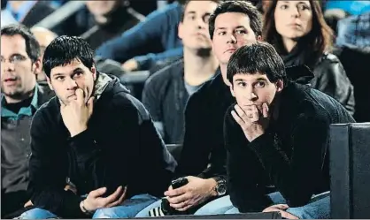  ?? RODOLFO MOLINA / GETTY ?? Matías junto a su hermano menor Leo viendo un partido de baloncesto en el Palau Blaugrana en el 2010