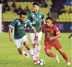  ?? FOTO: ?? PEMAIN Negeri Sembilan, Khairul Izuan Rosli (dua dari kanan) dihalang tiga pemain Melaka United di Stadium Hang Jebat.