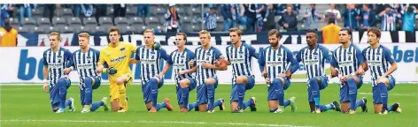  ?? FOTO: ANNEGRET HILSE/DPA ?? Das Team von Hertha BSC kniet am Samstag vor dem Anpfiff des Bundesliga­spiels gegen den FC Schalke 04 auf dem Spielfeld.