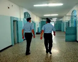  ?? (foto archivio) ?? A rischio Due guardie penitenzia­rie controllan­o i corridoi del carcere