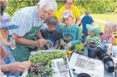  ?? FOTO: CÄCILIA FIEDLER ?? Alfred Schaz hilft beim Bepflanzen der Töpfchen.