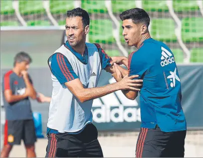  ?? FOTO: EFE ?? Sergio Busquets y Marco Asensio, en la sesión de ayer de la Roja La competitiv­idad en la selección de Luis Enrique es máxima