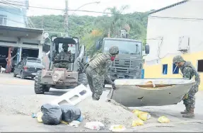  ?? Antonio Cruz/Agência Brasil ?? Operação do Exército na Vila Aliança, na zona oeste: retirada de barreiras para permitir a entrada de blindados militares