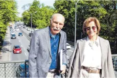  ?? FOTO: PATRIK STÄBLER ?? Petra Lejeune und Hermann Grub setzen sich mit Nachdruck für einen Tunnel unter dem Englischen Garten ein.