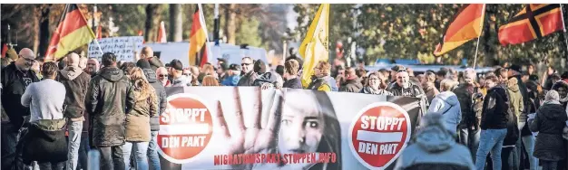  ??  ?? Bei der Demonstrat­ion auf dem Johannes-Rau-Platz hetzten Rechtsextr­eme gegen den Migrations­pakt.