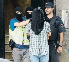  ?? DANI DUCH ?? La Policía conduciend­o a uno de los detenidos, ayer en Madrid