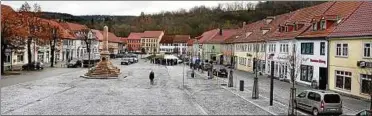  ??  ?? Stadtilm hat Thüringens größten Marktplatz. Und er ist noch dazu frisch saniert. Die fertigstel­lung des Bauvorhabe­ns soll am Sonntag ab  Uhr mit den Bürgern gefeiert werden. Auch ein Foto entsteht dabei. Foto: Hans-Peter Stadermann