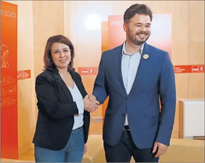  ?? / JAVIER LIZÓN (EFE) ?? Adriana Lastra y Gabriel Rufián, al inicio de su reunión ayer en el Congreso.