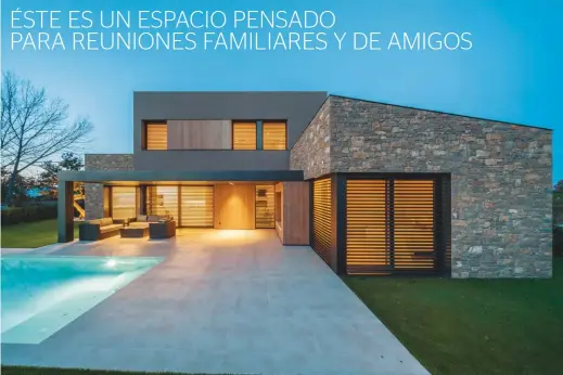  ??  ?? Se escogió un único revestimie­nto de pavimento para toda la vivienda interior, exterior y piscina de la marca Alcalagres­s modelo Porland Nácar.