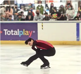  ??  ?? El jalisciens­e dio una muestra de su talento sobre la pista de hielo.