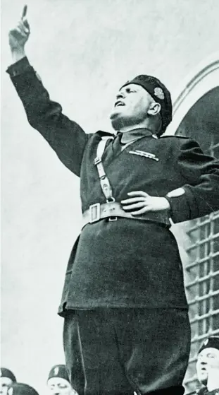  ?? GTRES ?? Benito Mussolini se dirige a las juventudes fascistas en 1930