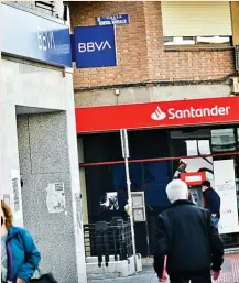  ?? ?? Sucursales bancarias en una calle de Madrid.